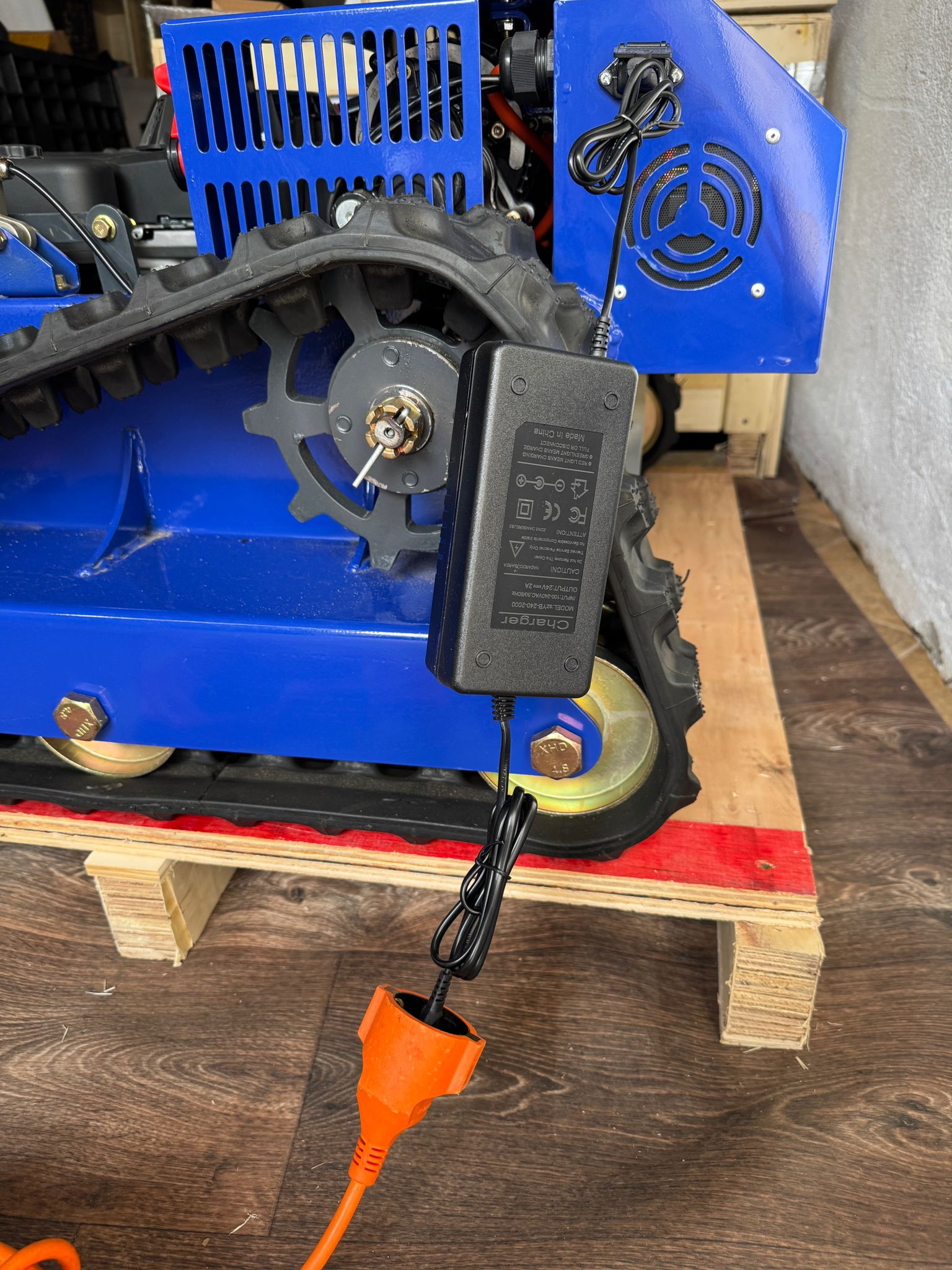 Robot de tuns iarba AWY 550 PRO Hybrid Lawn Mower – motor termic Loncin, 9CP, 244CC, Euro 5, in 4 timpi, telecomanda profesionala, cu senile, urca pante de 45° - imagine 29