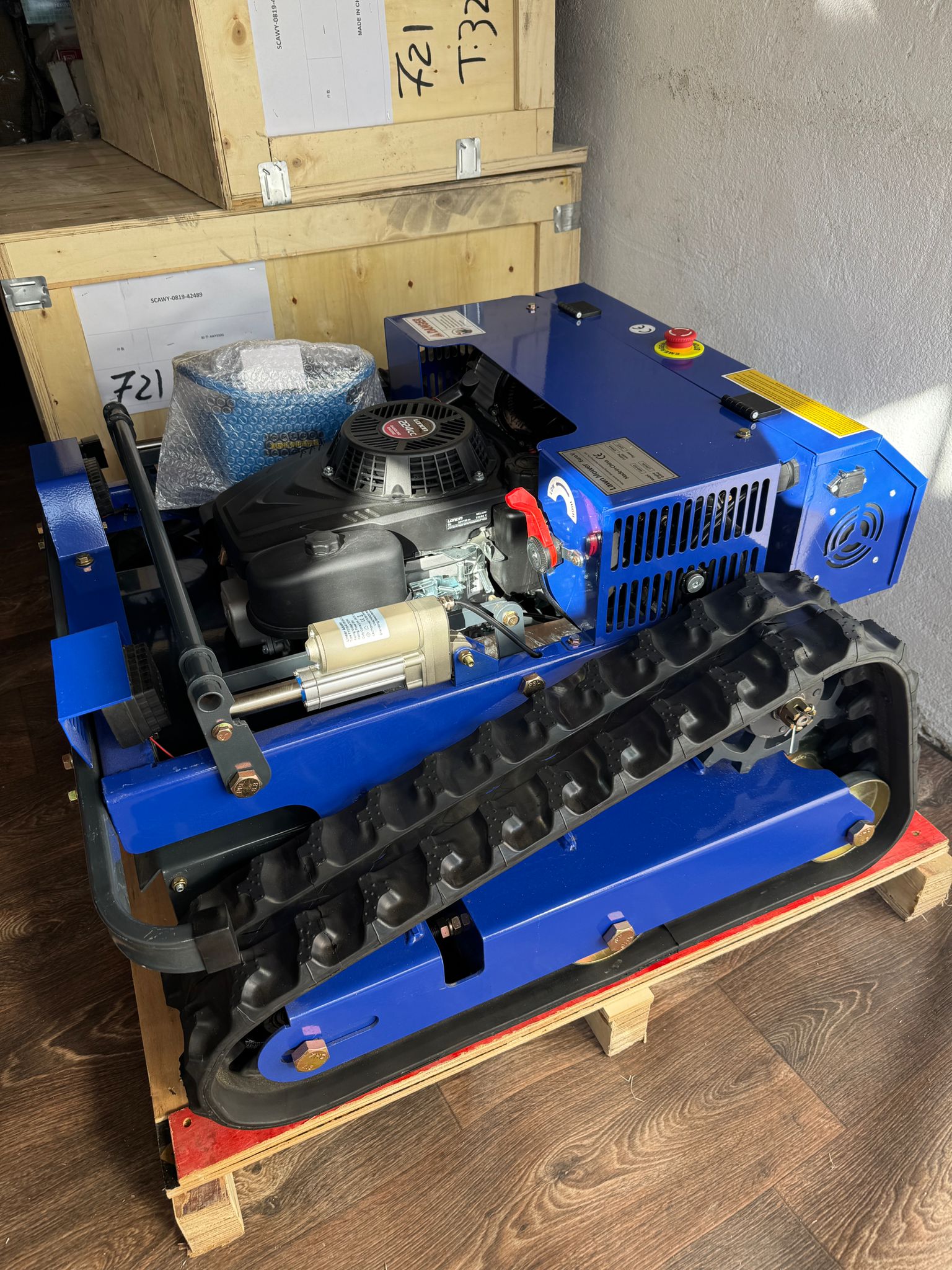 Robot de tuns iarba AWY 550 PRO Hybrid Lawn Mower – motor termic Loncin, 9CP, 244CC, Euro 5, in 4 timpi, telecomanda profesionala, cu senile, urca pante de 45° - imagine 25