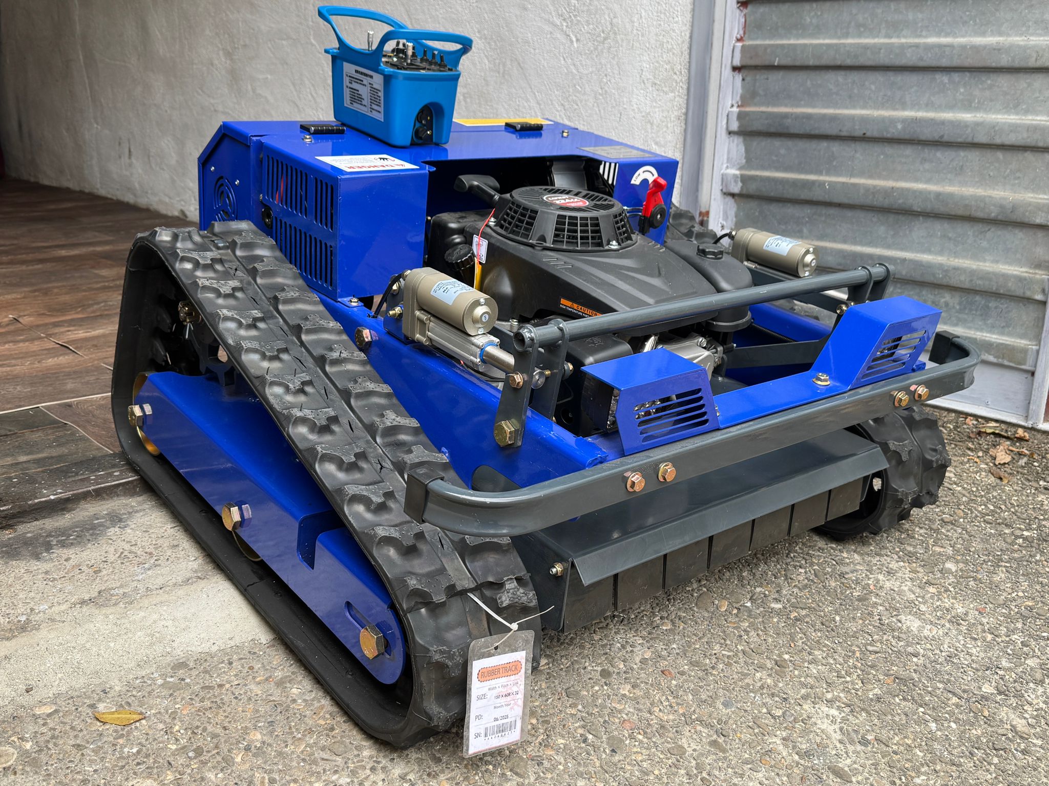 Robot de tuns iarba AWY 550 PRO Hybrid Lawn Mower – motor termic Loncin, 9CP, 244CC, Euro 5, in 4 timpi, telecomanda profesionala, cu senile, urca pante de 45° - imagine 34