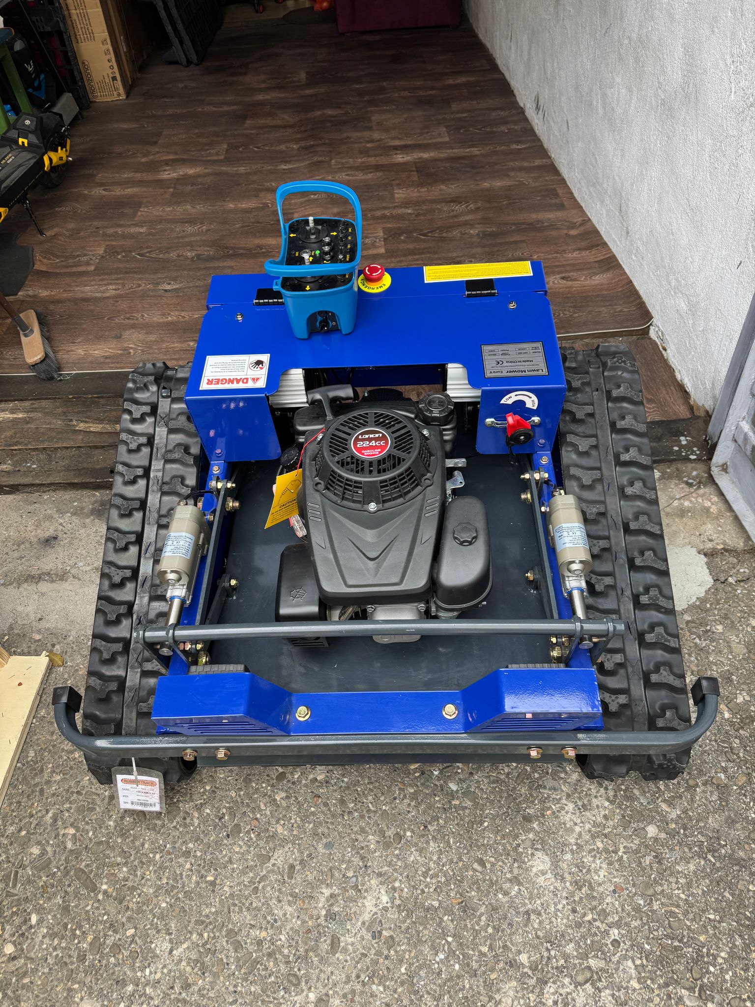 Robot de tuns iarba AWY 550 PRO Hybrid Lawn Mower – motor termic Loncin, 9CP, 244CC, Euro 5, in 4 timpi, telecomanda profesionala, cu senile, urca pante de 45° - imagine 38